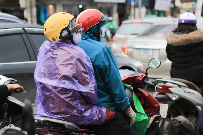 Chùm ảnh: Người dân Hà Nội khoác cả chăn bông, mặc áo mưa xuống phố để tránh rét Chùm ảnh: Người dân Hà Nội khoác cả chăn bông, mặc áo mưa xuống phố để tránh rét